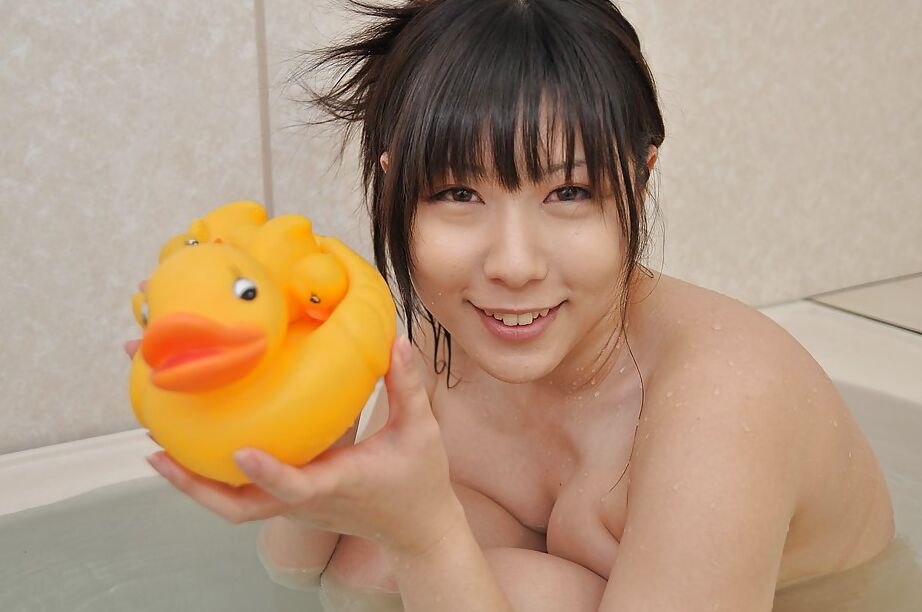 16P Adolescente asiático brincalhão com seios amplos Maho Shibata tomando banho