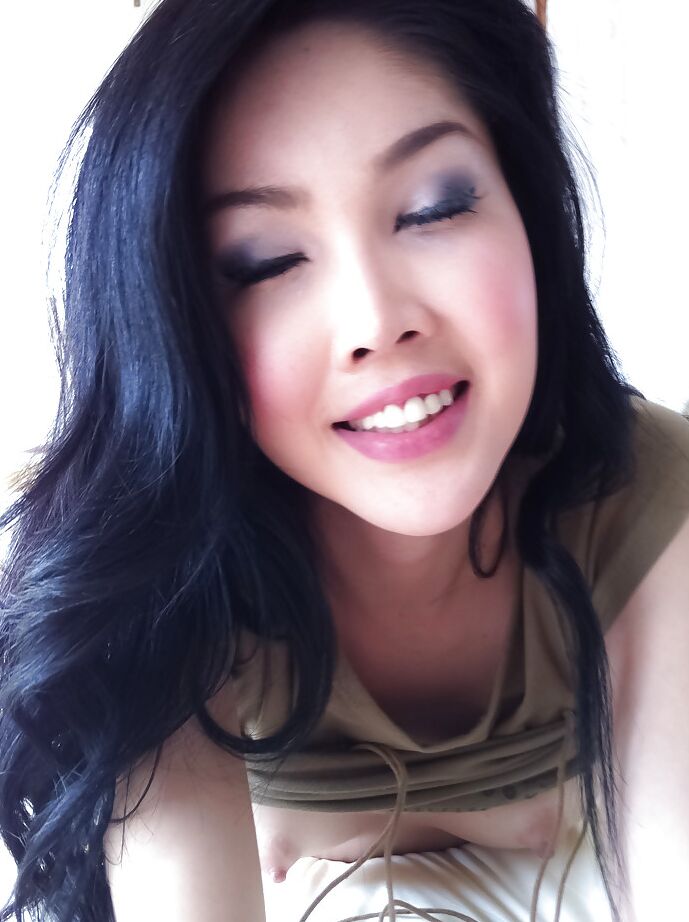 16P Wunderschöne asiatische Transe Ladyboys Pattaya masturbiert mit ihren Spielsachen