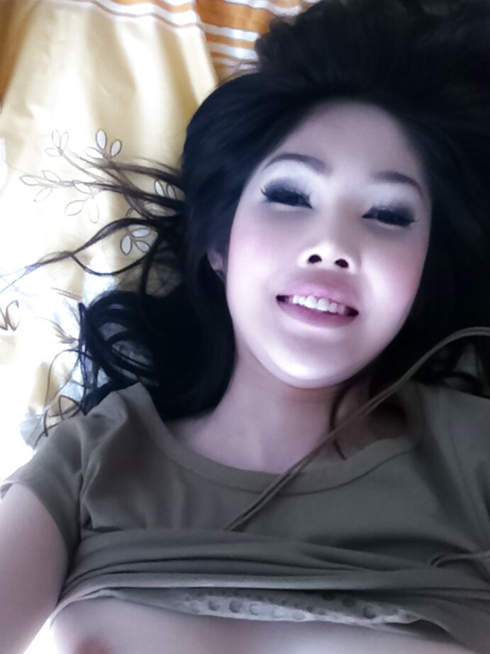16P Wunderschöne asiatische Transe Ladyboys Pattaya masturbiert mit ihren Spielsachen
