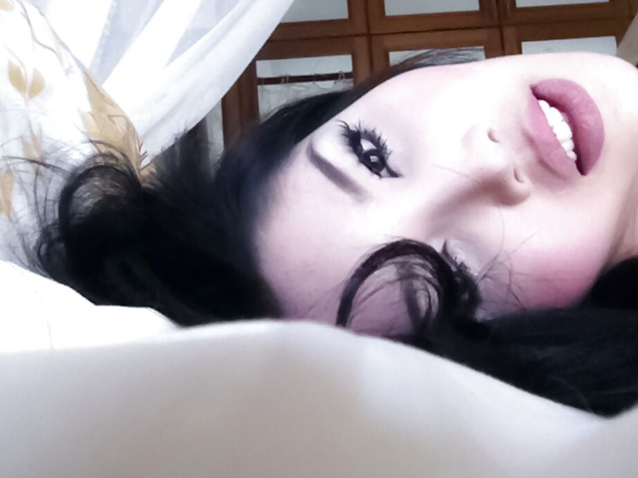 16P Wunderschöne asiatische Transe Ladyboys Pattaya masturbiert mit ihren Spielsachen
