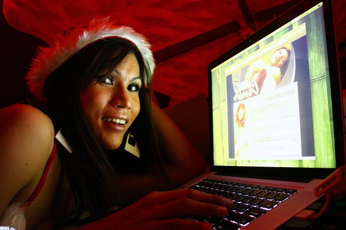 17P La sexy transexual Nam de Santa posa con un vestido rojo de Navidad