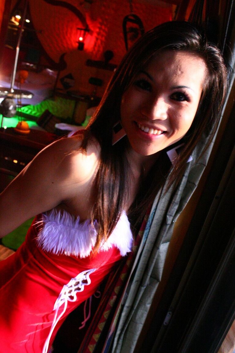 17P La sexy transexual Nam de Santa posa con un vestido rojo de Navidad
