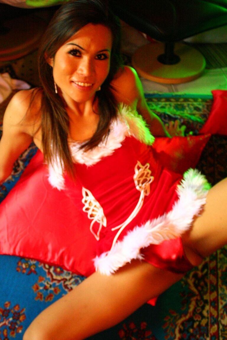 17P La sexy transexual Nam de Santa posa con un vestido rojo de Navidad