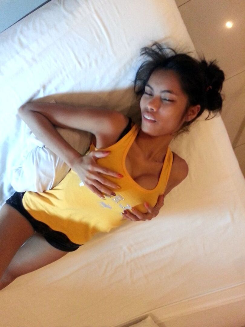 12P La jeune fille de Pinay exhibe ses jolis seins avant de sucer une bite