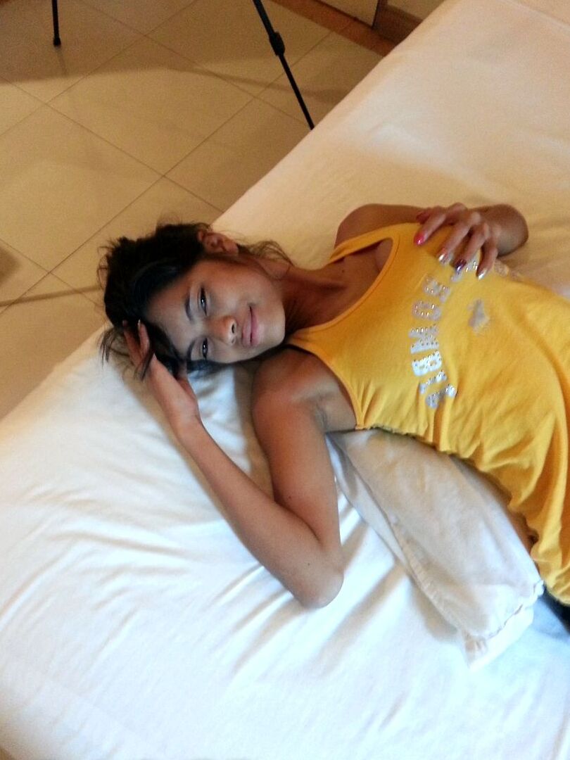 12P La jeune fille de Pinay exhibe ses jolis seins avant de sucer une bite