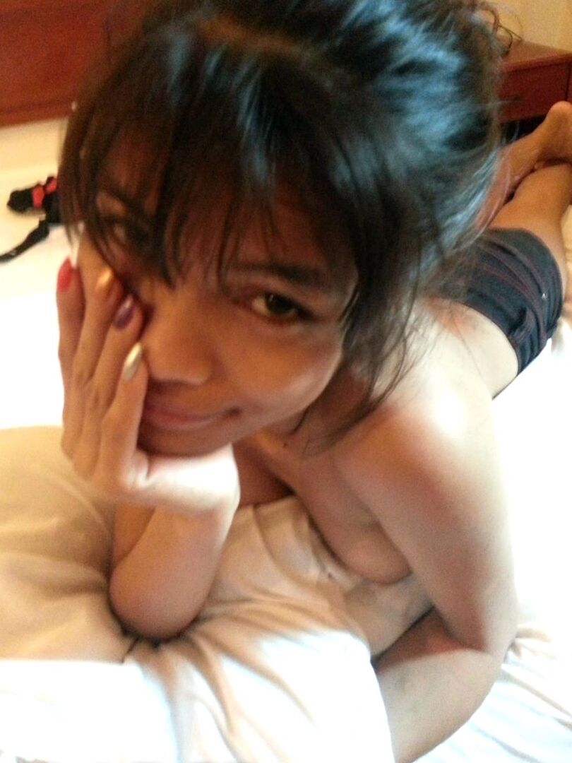 12P La jeune fille de Pinay exhibe ses jolis seins avant de sucer une bite