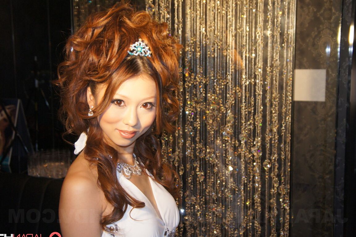 21P A gostosa japonesa Yuki Mizuho chupa seu homem em um banheiro público