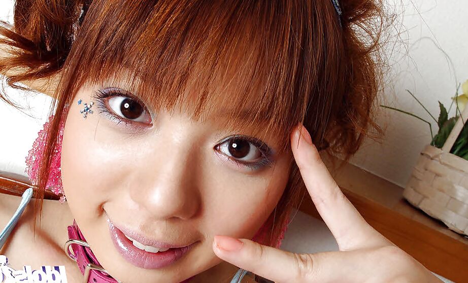 16P 小さなおっぱいのかわいいアジアのティーンがベッドの上でストリップ