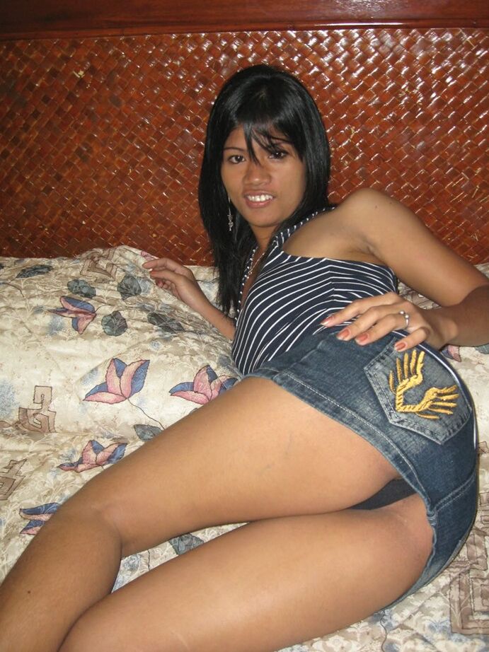 14P Une amatrice philippine se déshabille avec un soutien-gorge et un string noirs sans bretelles sur le lit d'une chambre d'hôtel.