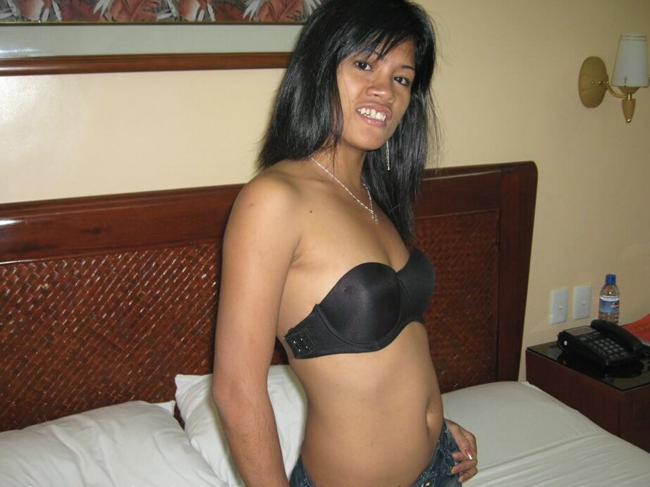 14P Une amatrice philippine se déshabille avec un soutien-gorge et un string noirs sans bretelles sur le lit d'une chambre d'hôtel.