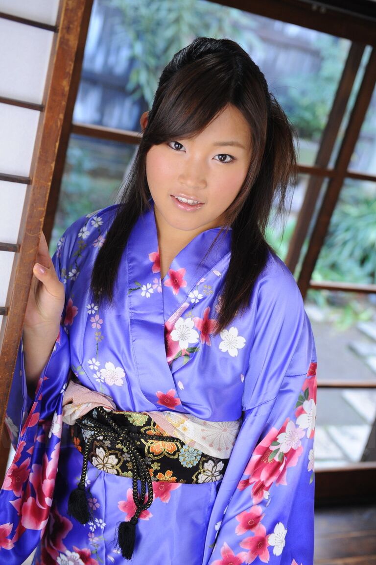 La japonesa Nene Nagasawa de 15P se desnuda los hombros con una bata de kimono clásica