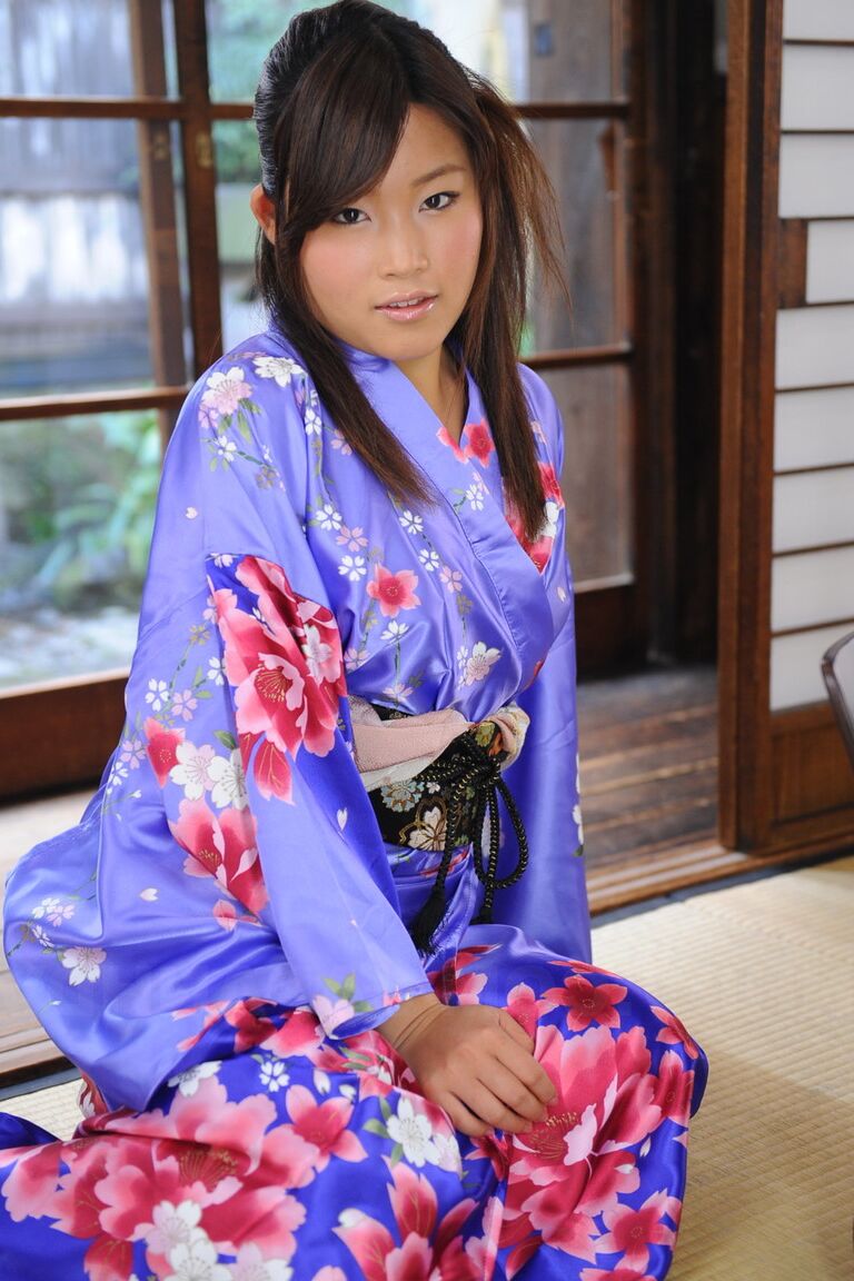 La japonesa Nene Nagasawa de 15P se desnuda los hombros con una bata de kimono clásica