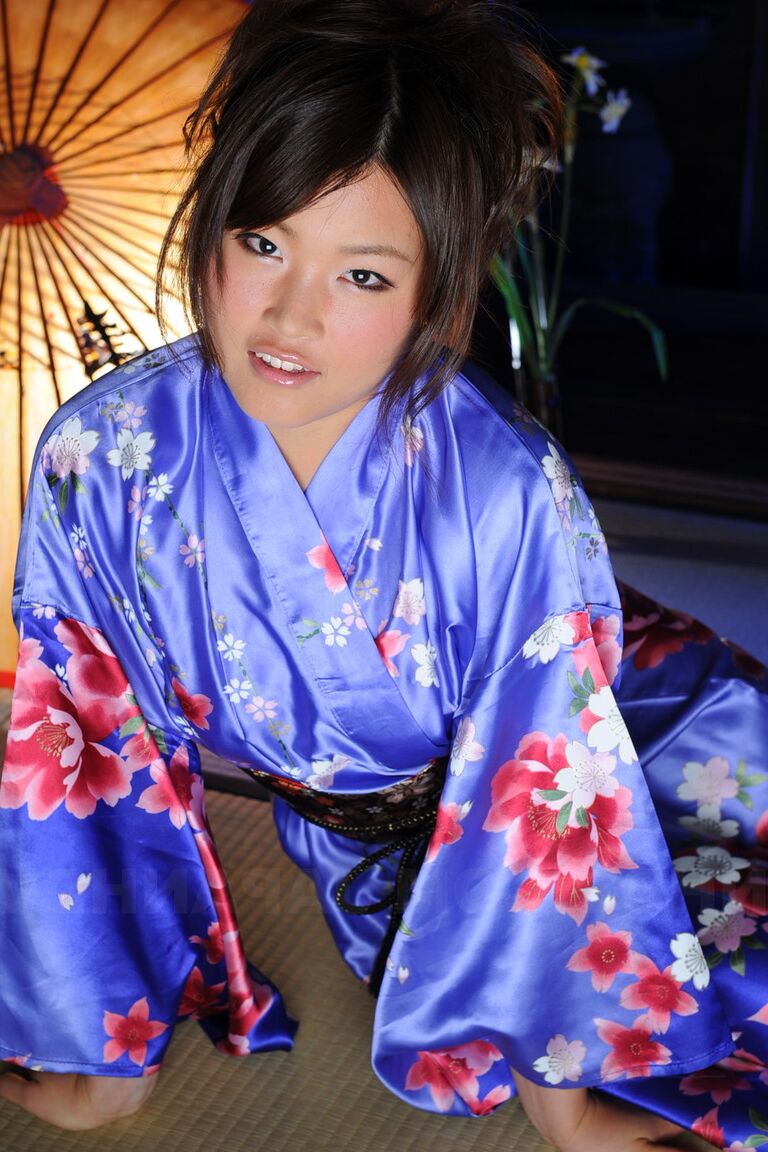La japonesa Nene Nagasawa de 15P se desnuda los hombros con una bata de kimono clásica