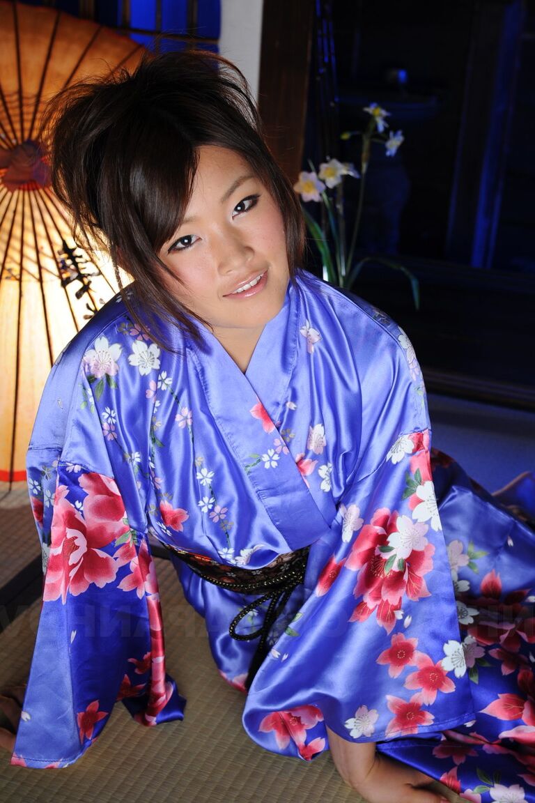 La japonesa Nene Nagasawa de 15P se desnuda los hombros con una bata de kimono clásica