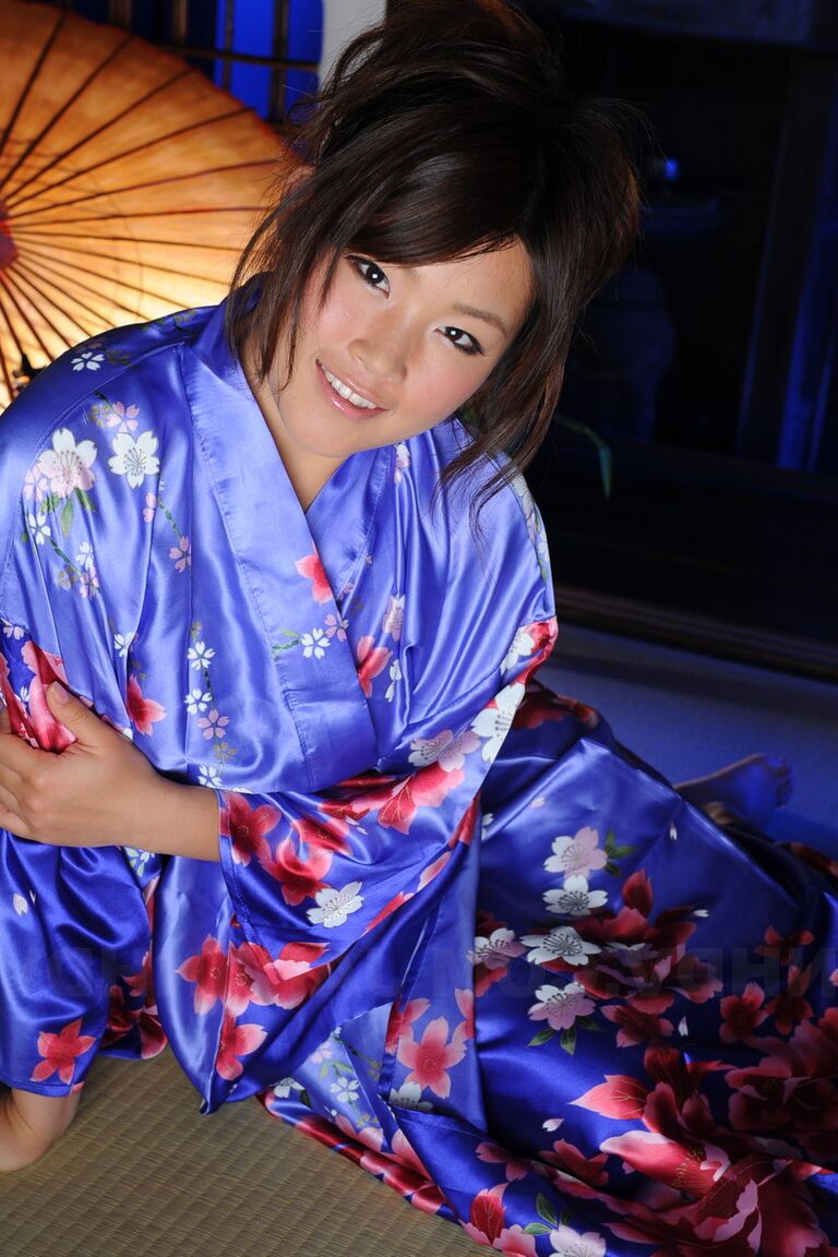 La japonesa Nene Nagasawa de 15P se desnuda los hombros con una bata de kimono clásica