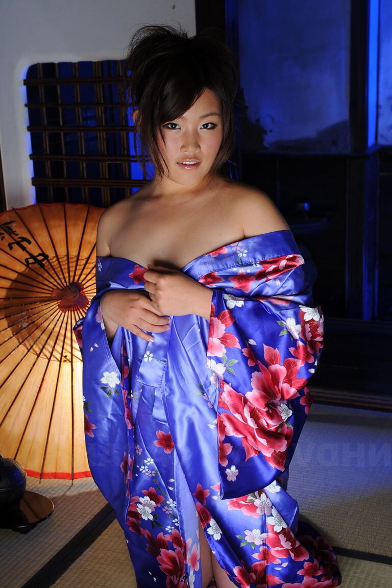 La japonesa Nene Nagasawa de 15P se desnuda los hombros con una bata de kimono clásica