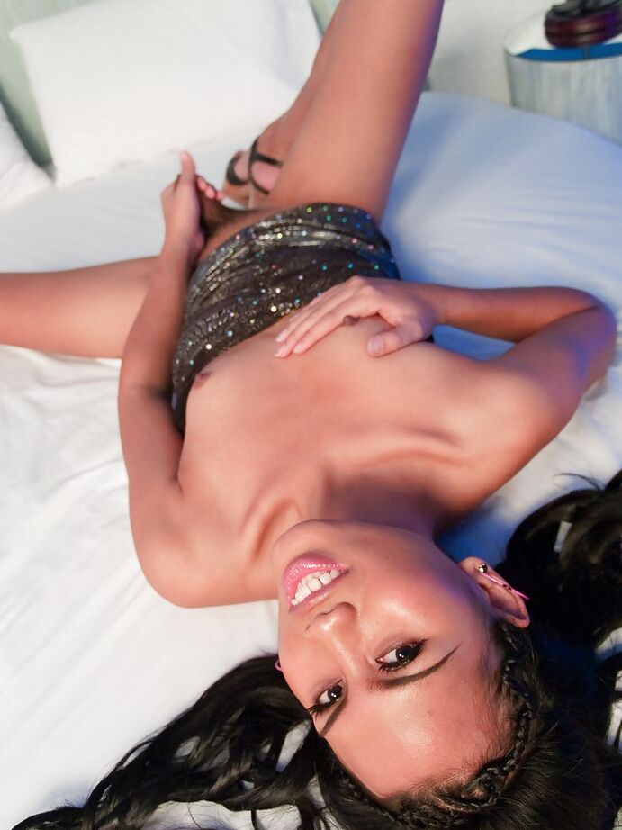 16P Dunkelhaariger asiatischer Ladyboy Ice lutscht einen Schwanz und spreizt ihr Arschloch