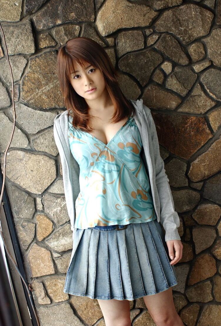 16P La belle japonaise Sumire Aida enfile une culotte transparente sur son cul