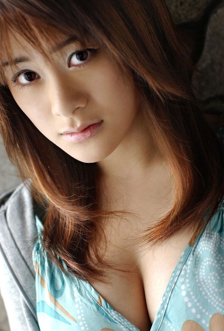 16P La belle japonaise Sumire Aida enfile une culotte transparente sur son cul