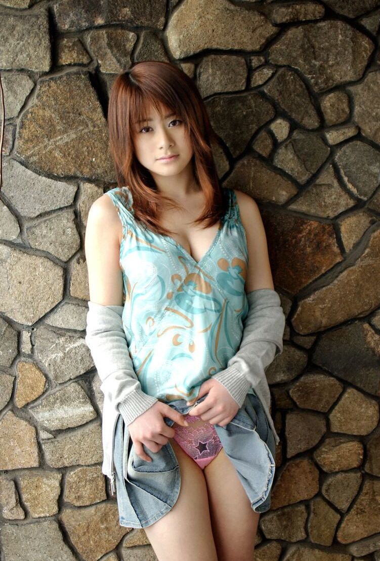 16P La belle japonaise Sumire Aida enfile une culotte transparente sur son cul