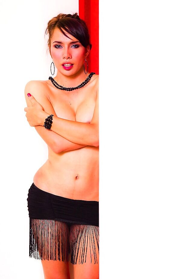 16P La sexy transexual asiática Nuen posa su figura de transexual madura en tacones altos
