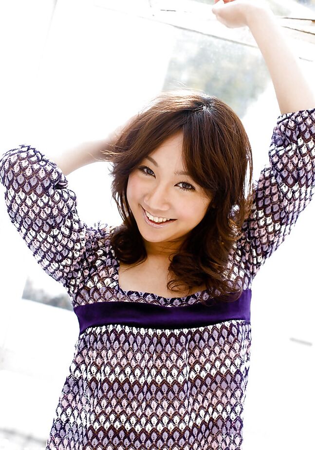 15P Ryo Akanishi, jeune asiatique sexy, enlève sa robe et sa culotte.