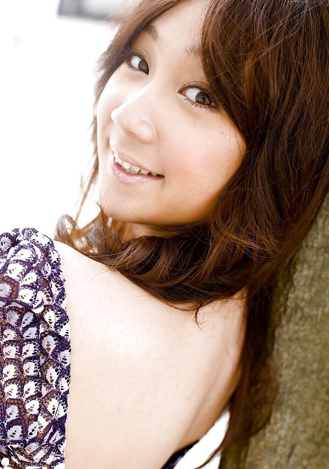 15P Ryo Akanishi, jeune asiatique sexy, enlève sa robe et sa culotte.