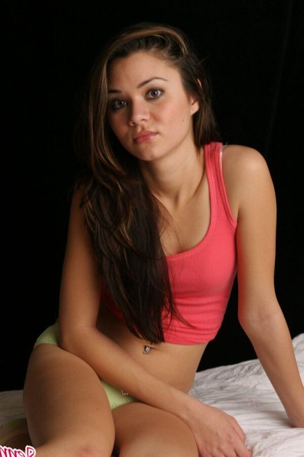 15P Jenny, une jeune super chaude portant un t-shirt rouge