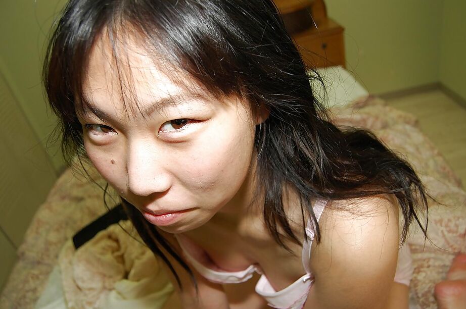 16P La superbe brune Noriko montre ses seins et son cul.