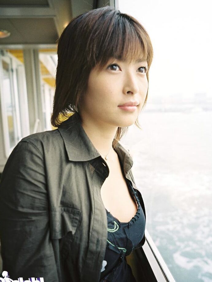 16P La seductora asiática Nana Natsume mostrando sus bonitas tetas
