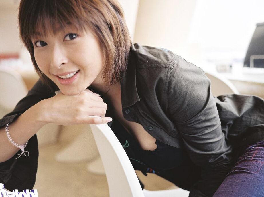 16P La seductora asiática Nana Natsume mostrando sus bonitas tetas