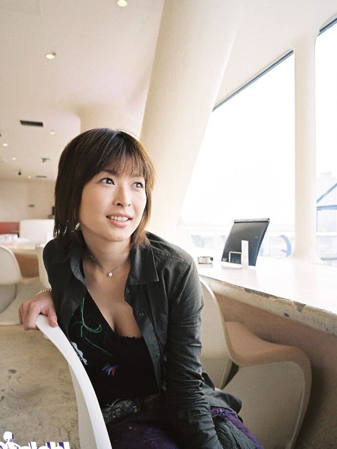 16P La seductora asiática Nana Natsume mostrando sus bonitas tetas