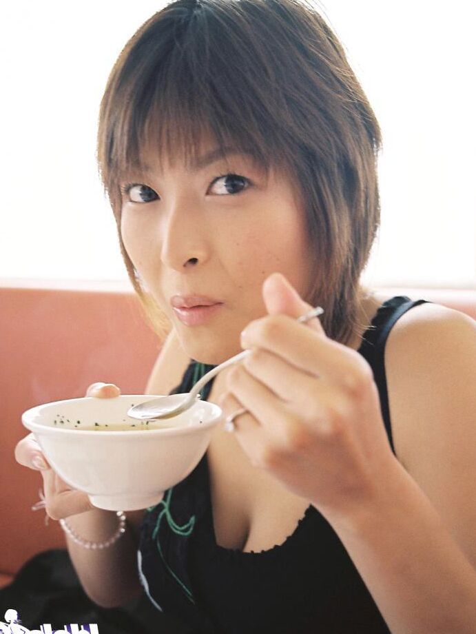 16P La seductora asiática Nana Natsume mostrando sus bonitas tetas