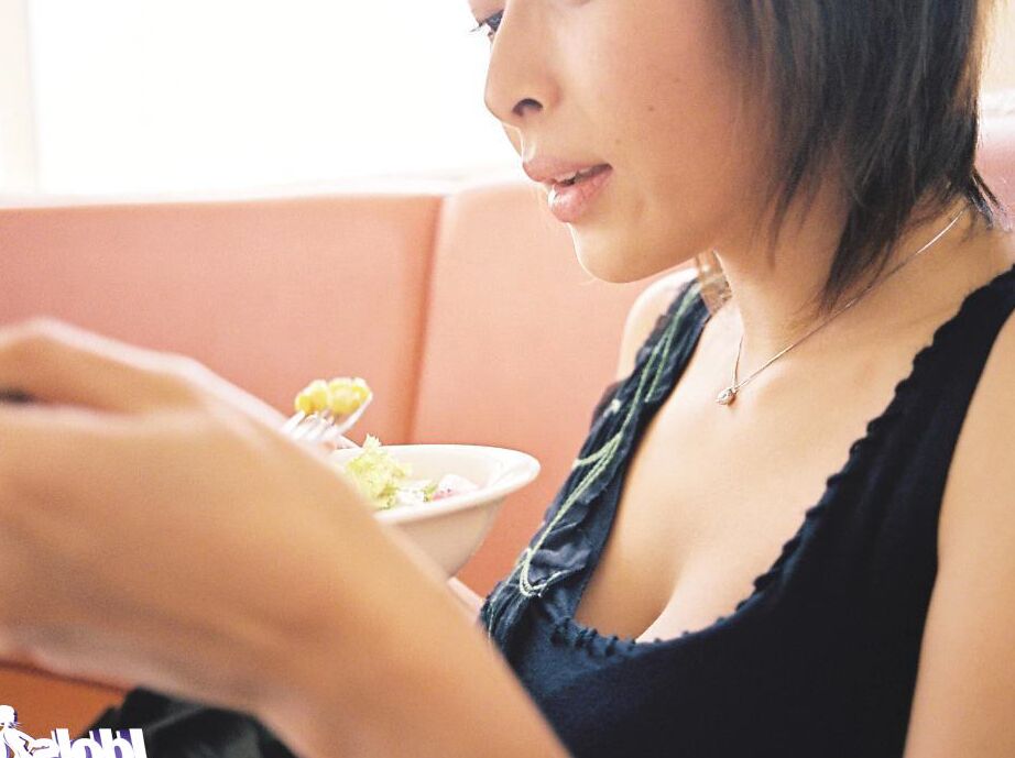 16P La seductora asiática Nana Natsume mostrando sus bonitas tetas