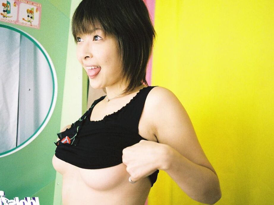 16P La seductora asiática Nana Natsume mostrando sus bonitas tetas