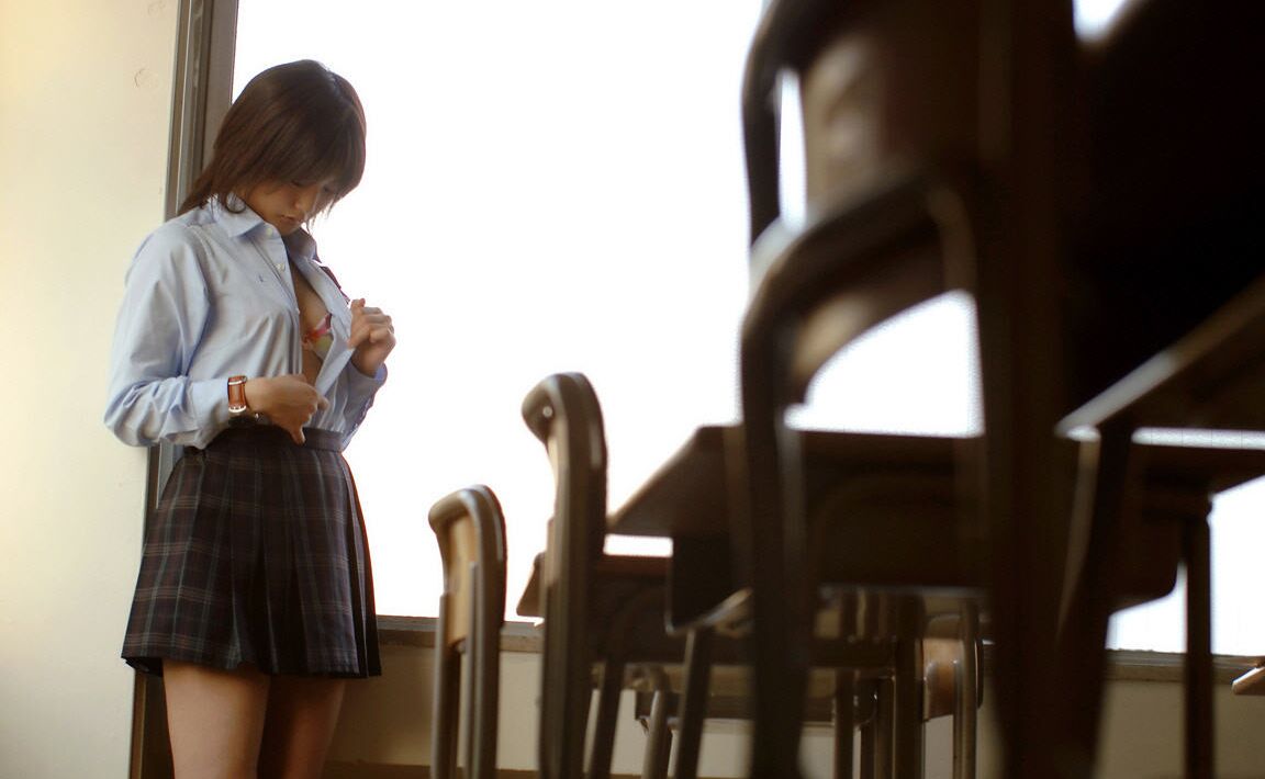 16P La colegiala japonesa Yuran seduce a su profesor mostrándole las bragas bajo la falda