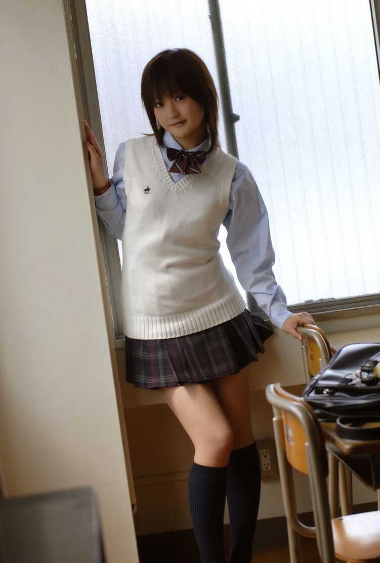 16P La colegiala japonesa Yuran seduce a su profesor mostrándole las bragas bajo la falda