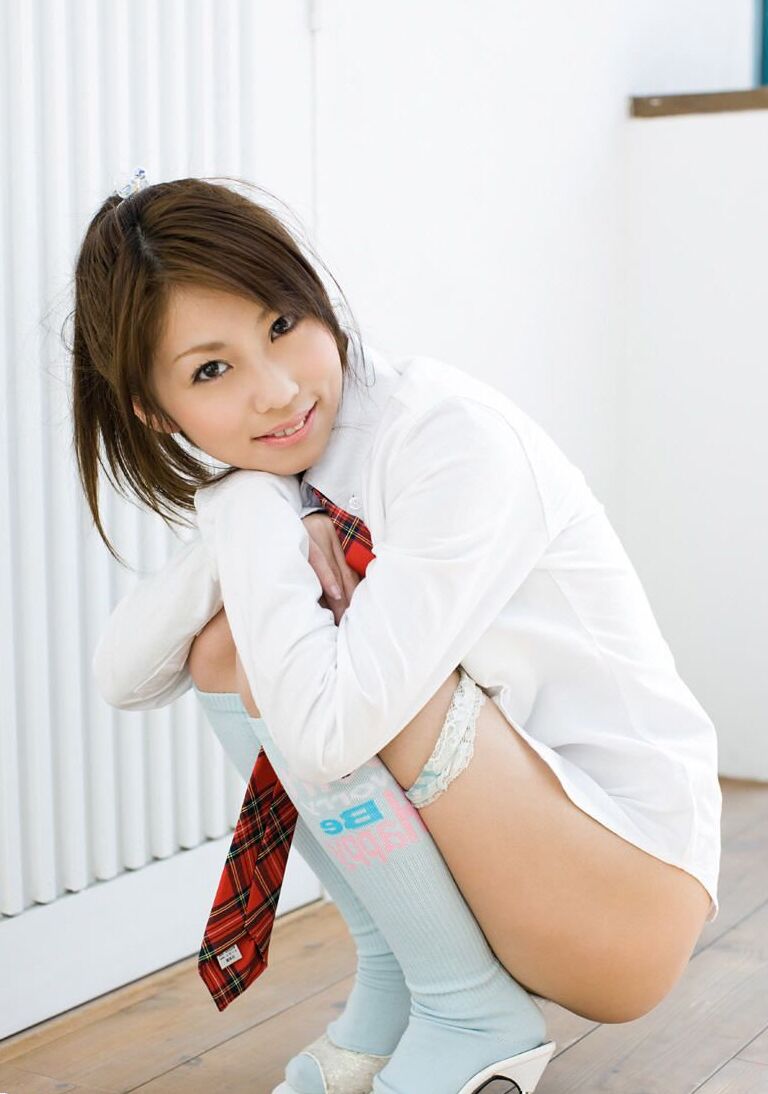 16P A linda estudante japonesa Risa Chigasaki descobre seu arbusto enquanto se troca