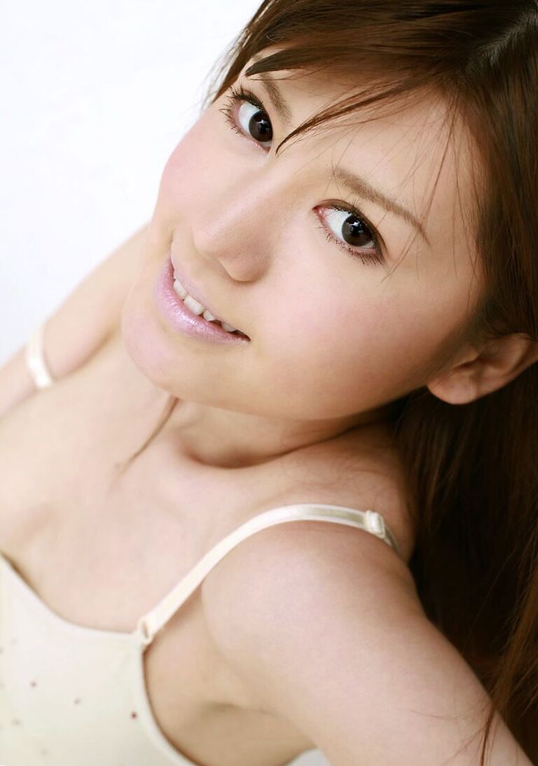 16P La chica adolescente japonesa tiene unas tetas preciosas y un culo follable con el que se burla