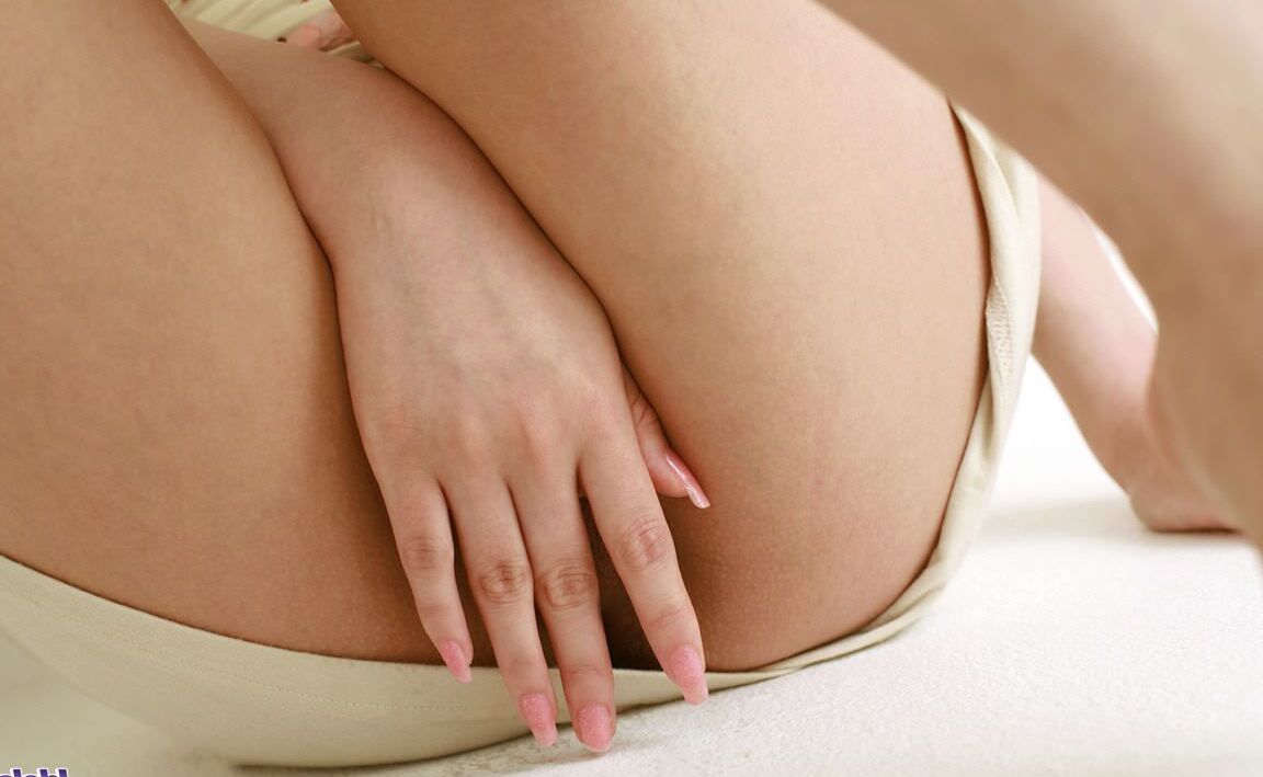16P La chica adolescente japonesa tiene unas tetas preciosas y un culo follable con el que se burla