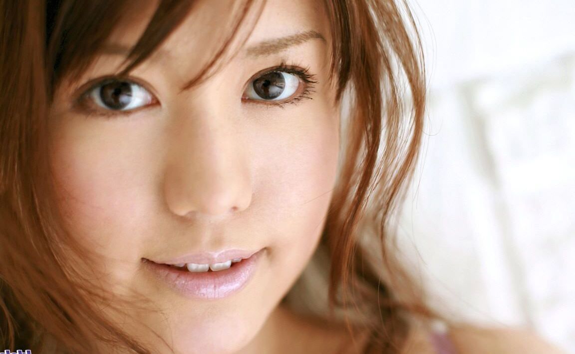 16P La chica adolescente japonesa tiene unas tetas preciosas y un culo follable con el que se burla