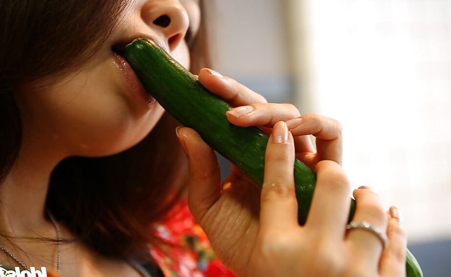 16P La asiática Suzune Toujou descubre sus increíbles tetas y se burla de su raja