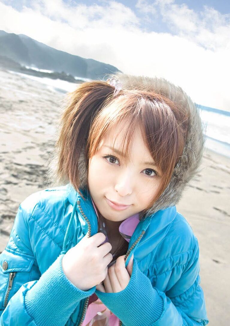 16P La adolescente japonesa Namiki se desnuda totalmente en varios lugares interiores y exteriores.