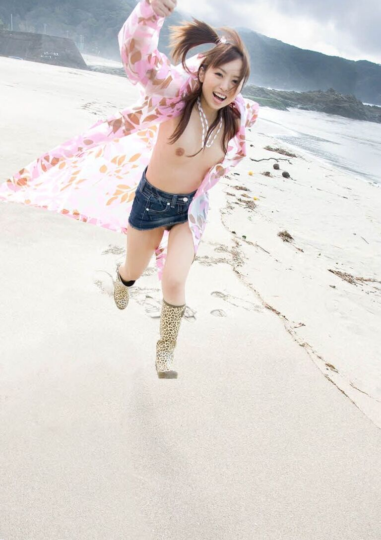 16P La adolescente japonesa Namiki se desnuda totalmente en varios lugares interiores y exteriores.
