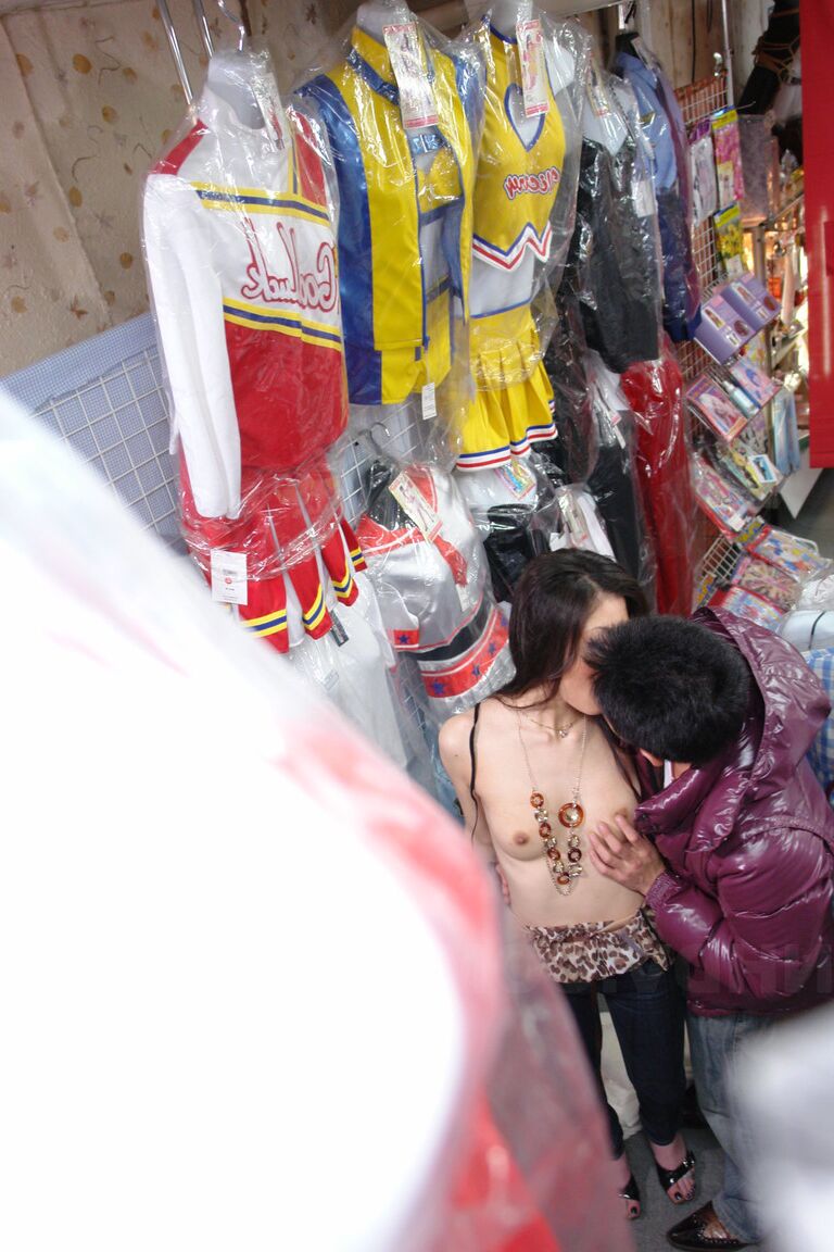 21P La traviesa novia asiática Ryo mama la dura polla de su hombre mientras compra juguetes sexuales