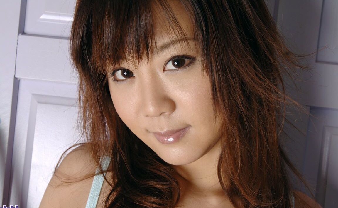 16P A adolescente japonesa gostosa Maki Hoshino fica totalmente nua enquanto troca de lingerie