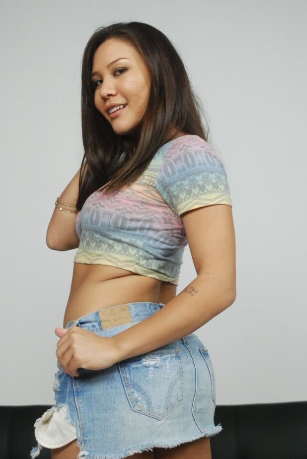 21P Amadora Filipina Mena Li revela sua bunda grande e cavalga um pau no sofá