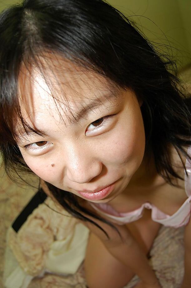16P Die süße brünette Schlampe Noriko zieht ihre haarige Muschi aus