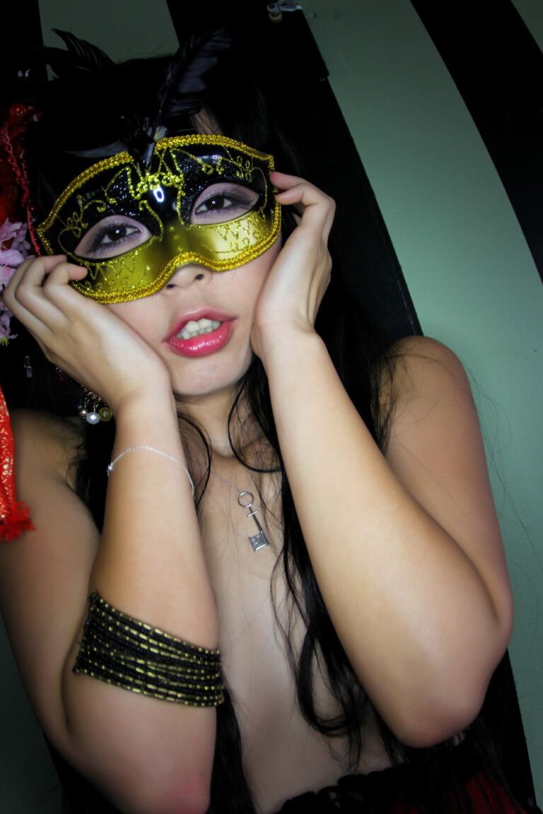 21P Der dünne asiatische Pornostar Marica Hase posiert in verführerischen Dessous in einem Solo