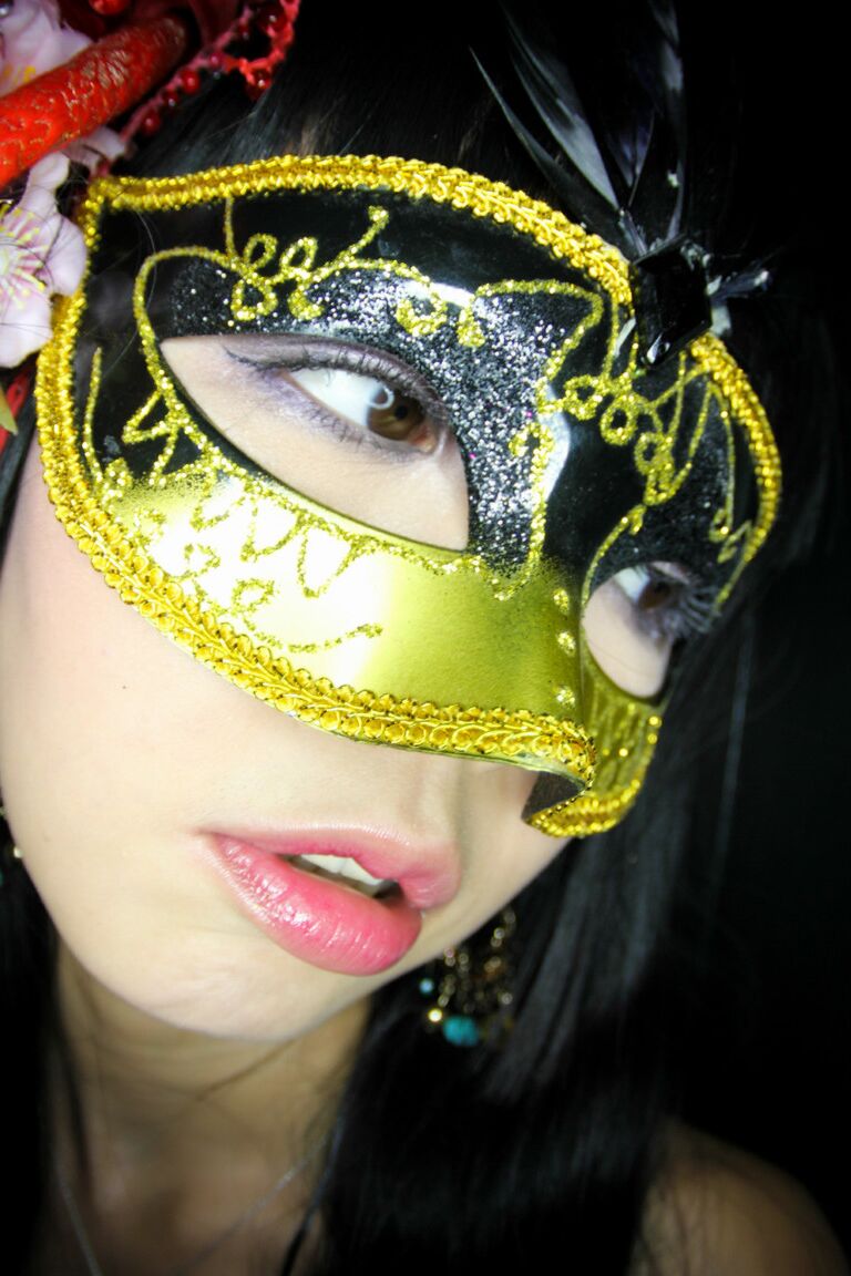 21P Der dünne asiatische Pornostar Marica Hase posiert in verführerischen Dessous in einem Solo